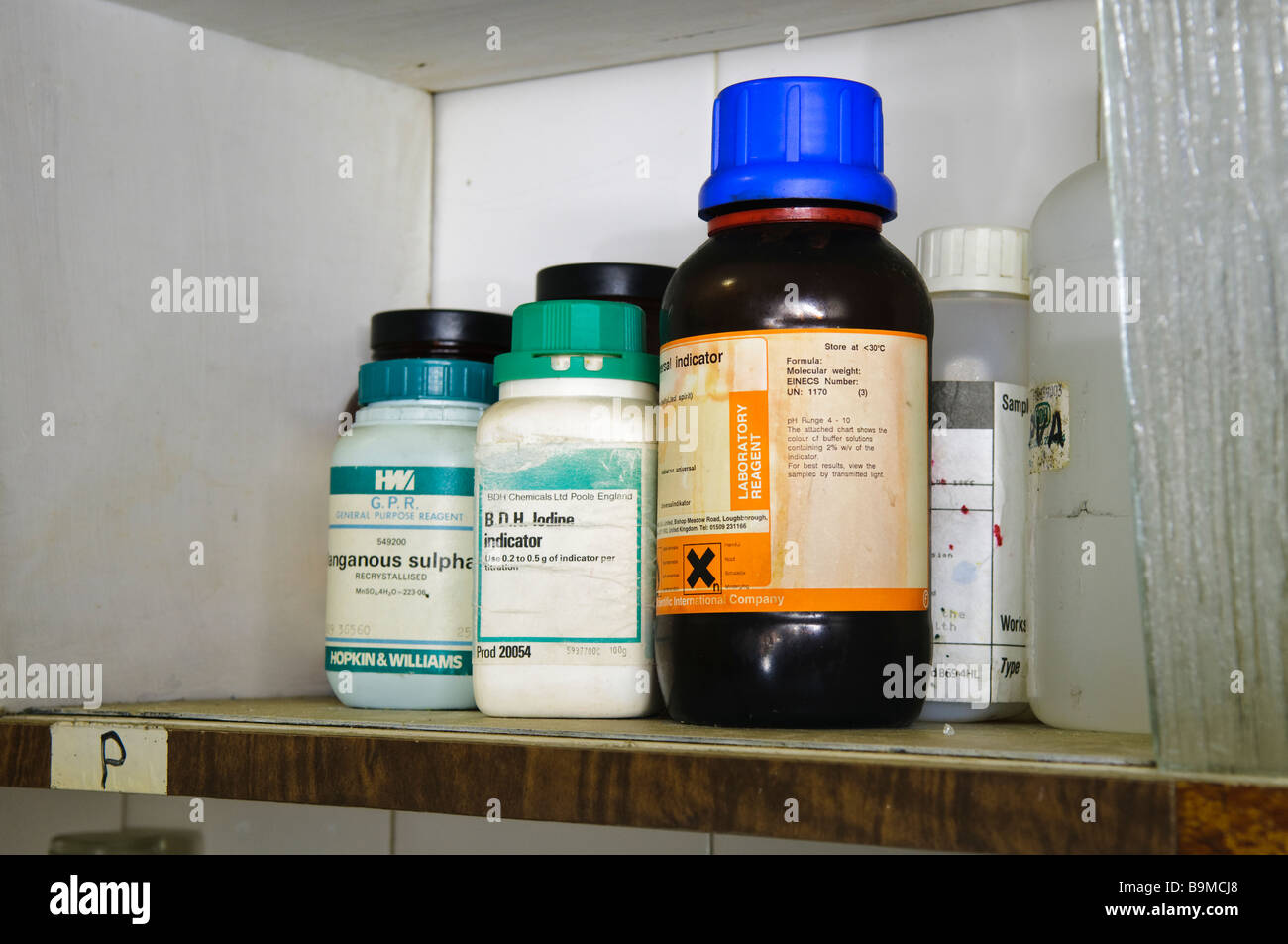 Chemikalien auf einem Regal in einem Labor Stockfoto