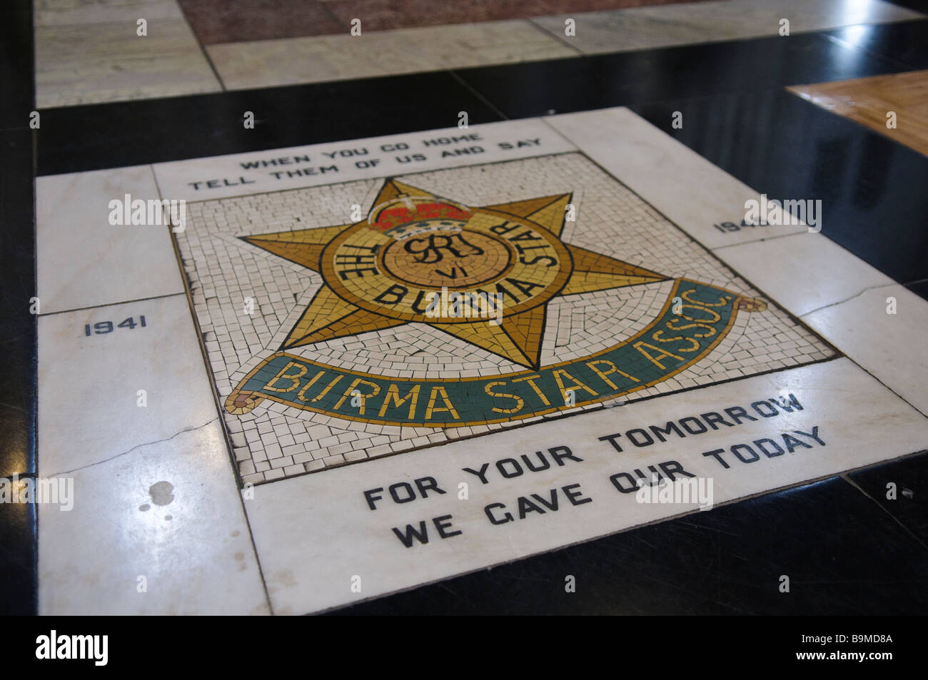 Abzeichen der Birma Star Regiment auf dem Boden von St. Anne's Cathedral, Belfast. Stockfoto