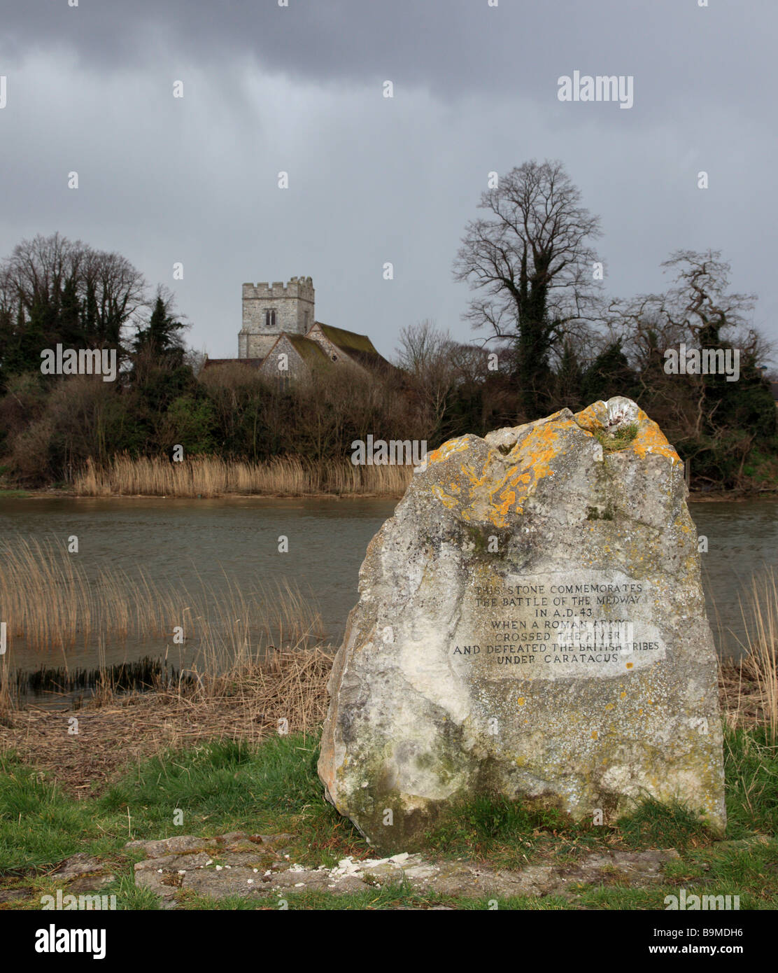 Ein Gedenkstein zur Erinnerung an die Schlacht zwischen den Römern und Britains am Fluss Medway. Nr Rochester, Kent, England, UK. Stockfoto