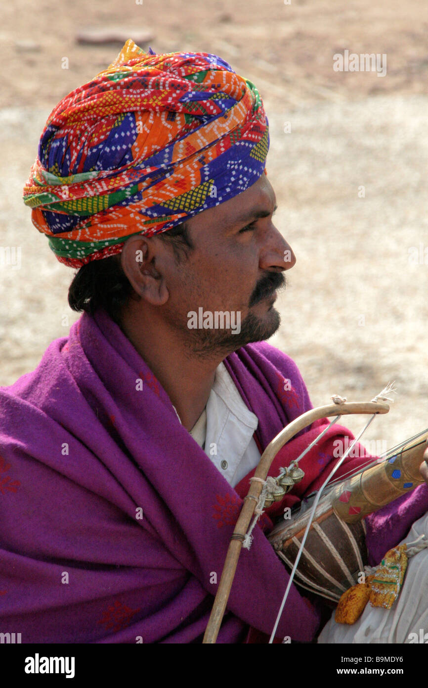 Rajasthani Zigeuner Mann Mit Instrument In Pushkar Rajasthan Indien Stockfotografie Alamy