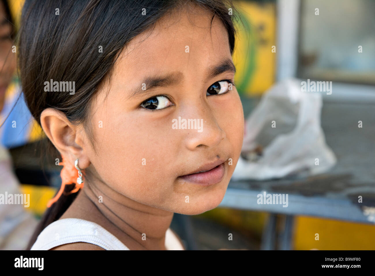 Hübsche junge Khmer Mädchen, Sie ihr Gesicht, Kompong Thom, Kambodscha waschen muss Stockfoto