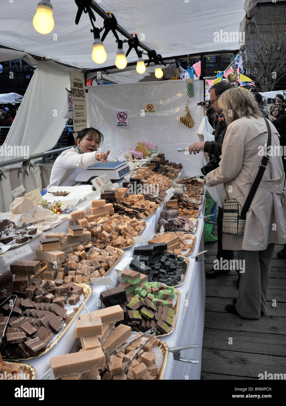Süßwaren Stall zu verkaufen traditionelle englische Fudge in Camden market London england Stockfoto