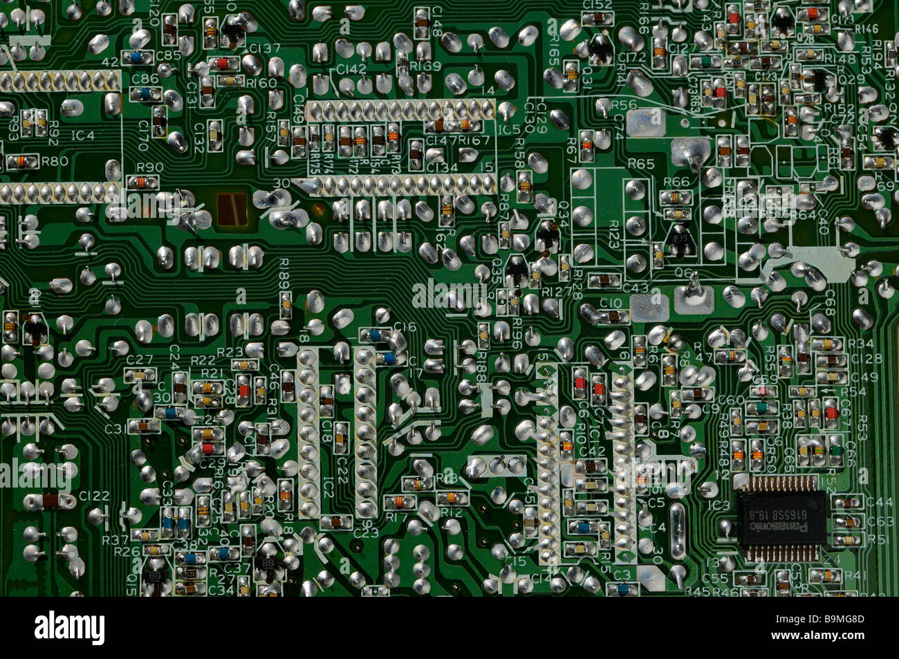 Elektronische Bauteile und Mikrochip Löten Anschlüsse an der Rückseite der Leiterplatte Stockfoto