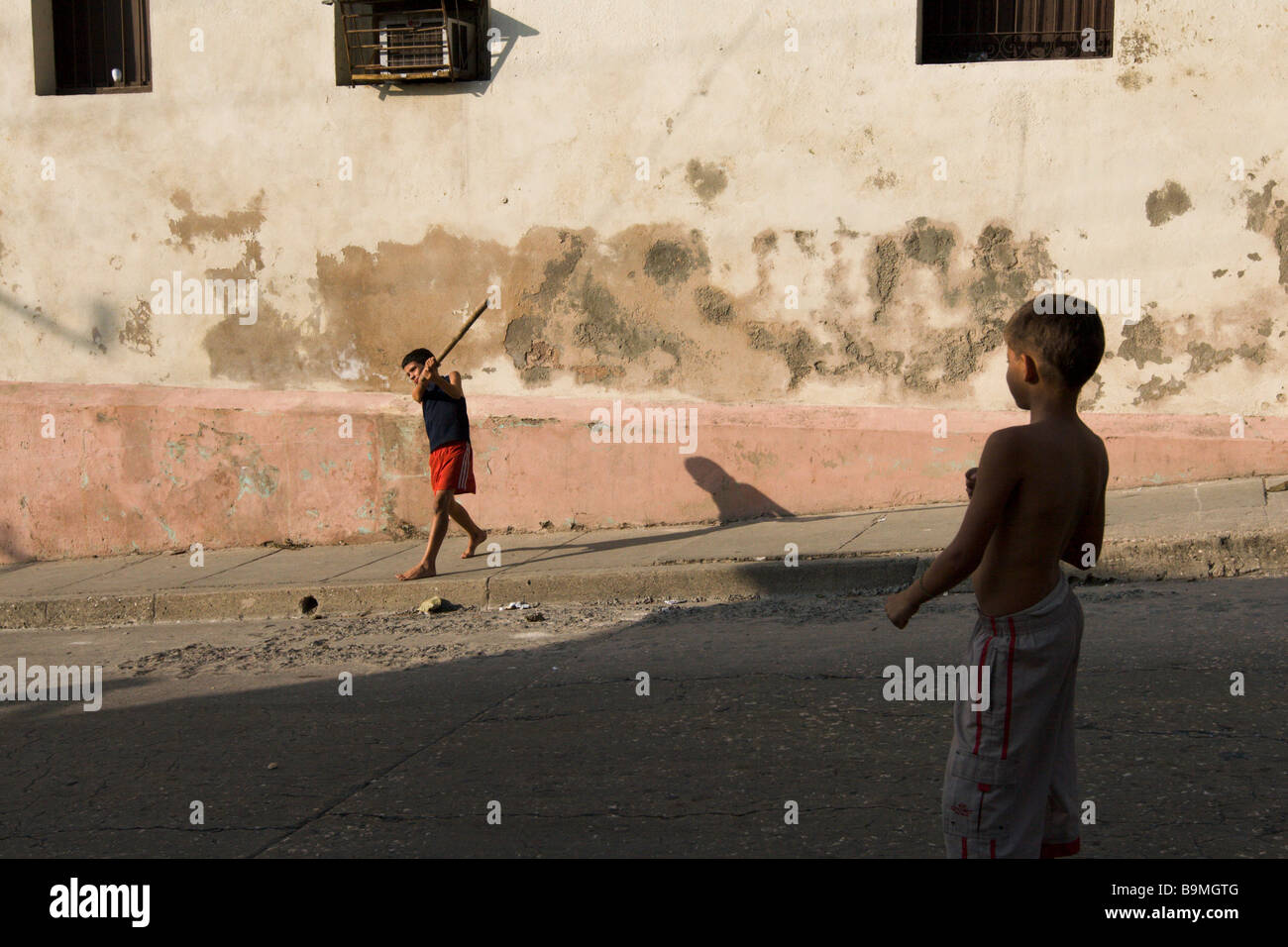 Zwei Jungs spielen Baseball in der Straße in Santiago De Cuba Stockfoto