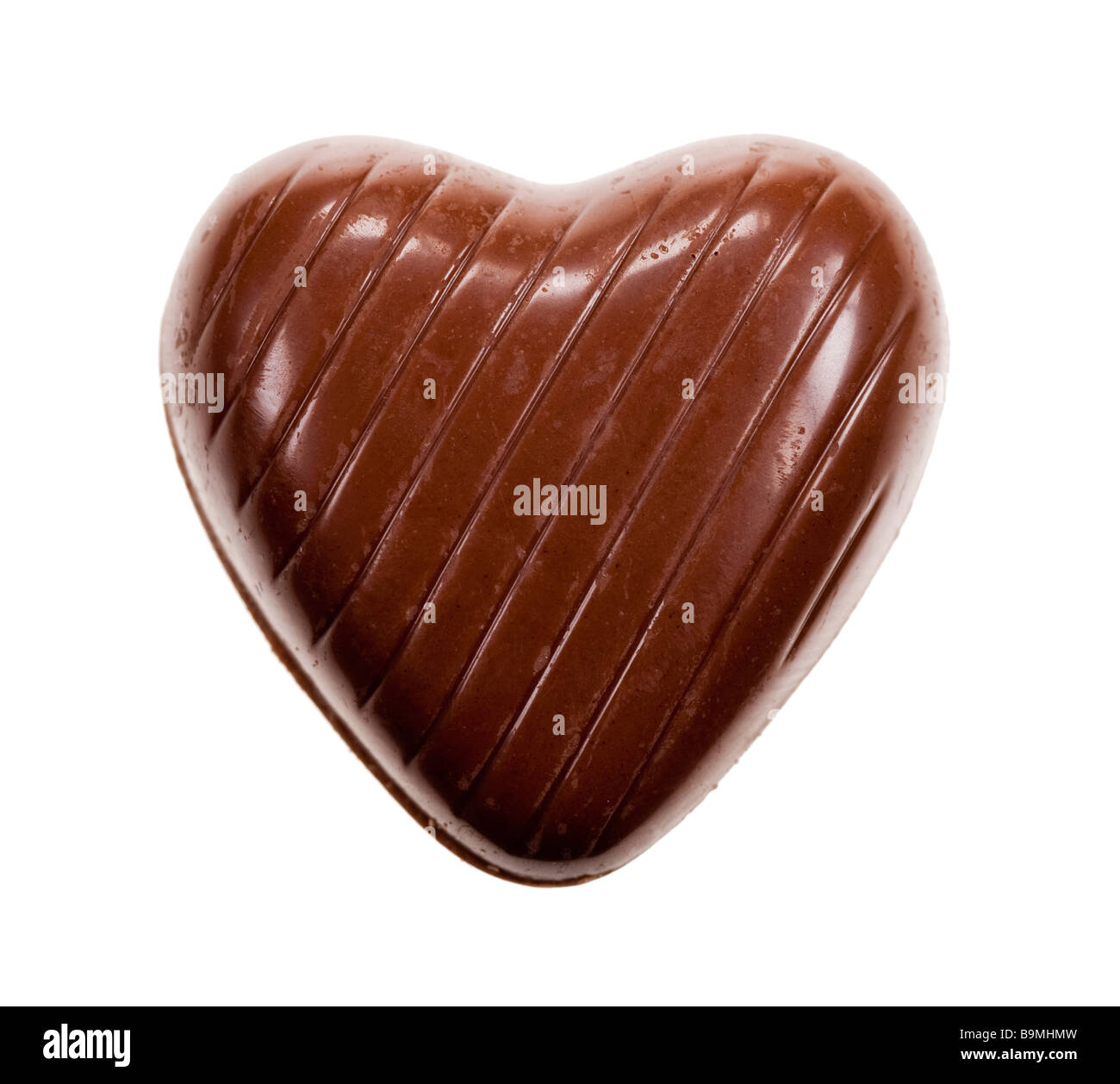 köstliche Schokolade isoliert auf einem weißen Hintergrund in Herzform Stockfoto