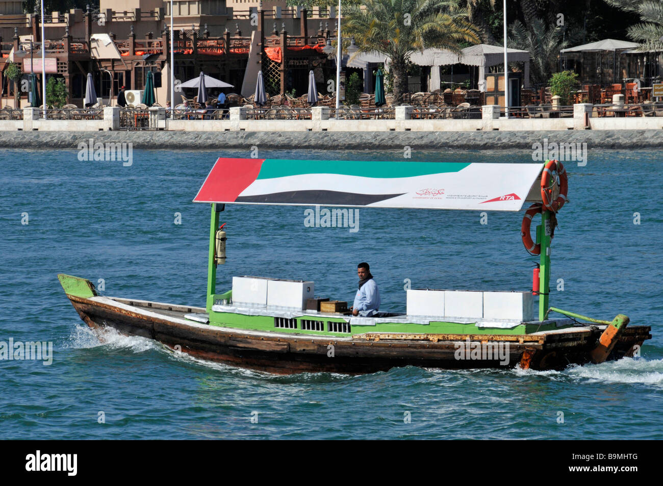 Dubai Creek Abras Wassertaxi ohne Passagiere, die mit einem RTA-Baldachin Stockfoto