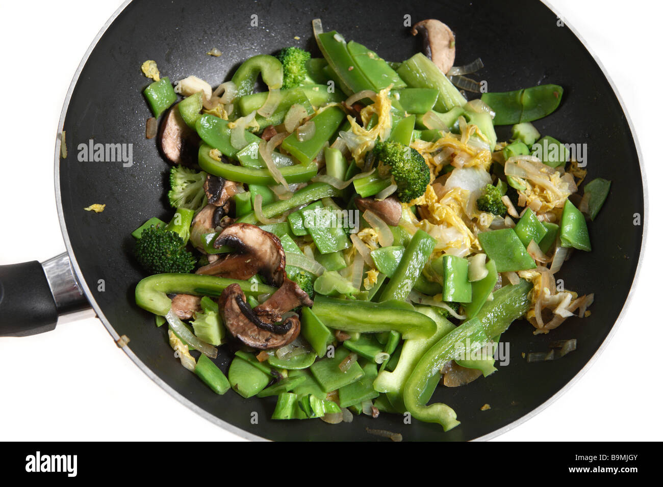 Eine vegetarische Rühren-braten, mit Zwiebel, Champignons, Brokkoli,  Chinakohl, Zuckererbsen und grüne Paprika, Kochen im Wok Stockfotografie -  Alamy