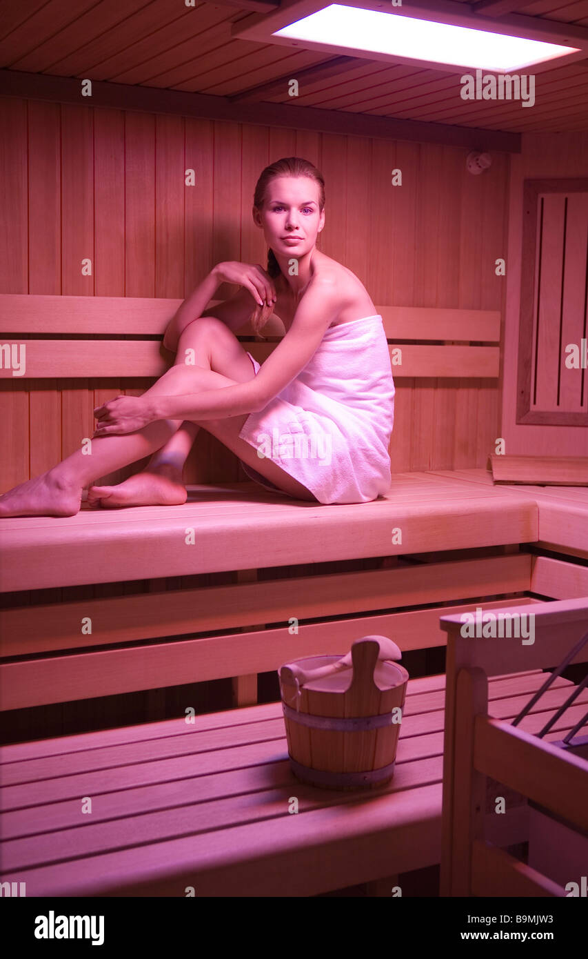 Junge Frau in sauna Stockfoto