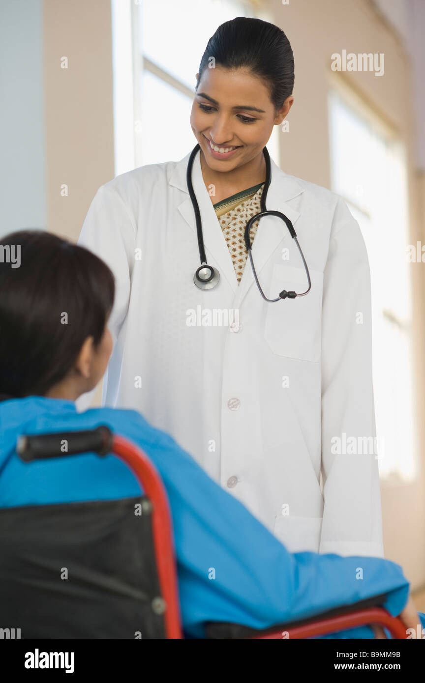 Ärztin mit einem Patienten Stockfoto