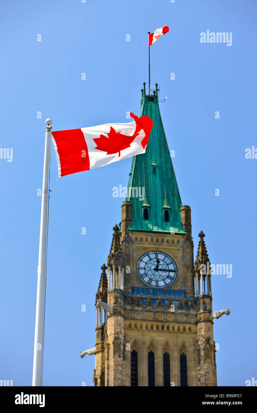 Peace Tower im Zentrum Block der Gebäude des Parlaments und einer kanadischen Nationalflagge, Parliament Hill, Stadt von Ottawa, Ontario. Stockfoto