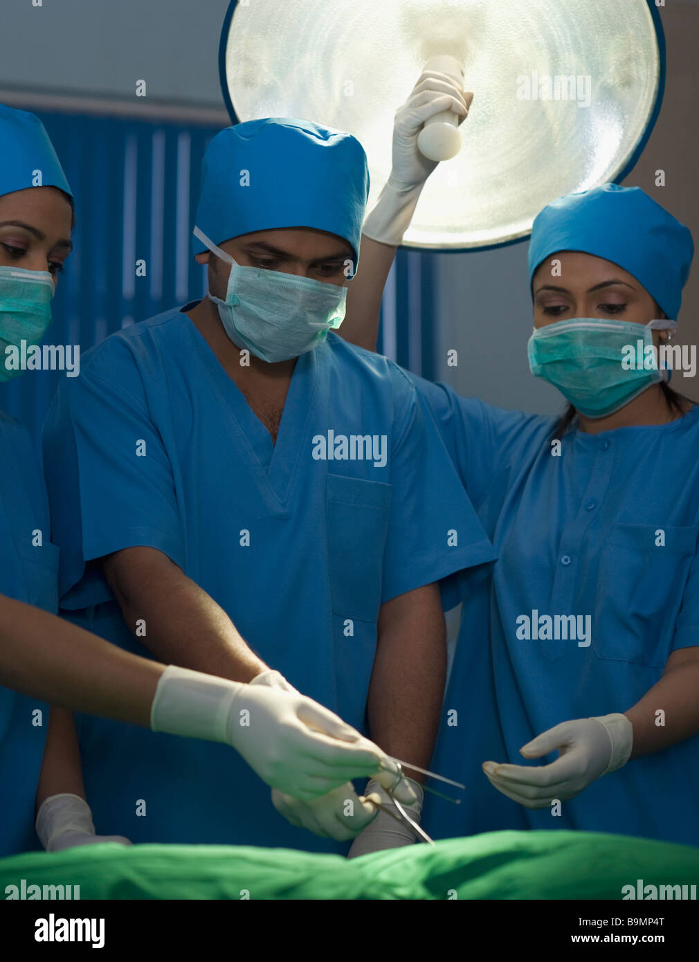 Chirurgen, die Durchführung einer Operation in einem OP-Saal Stockfoto