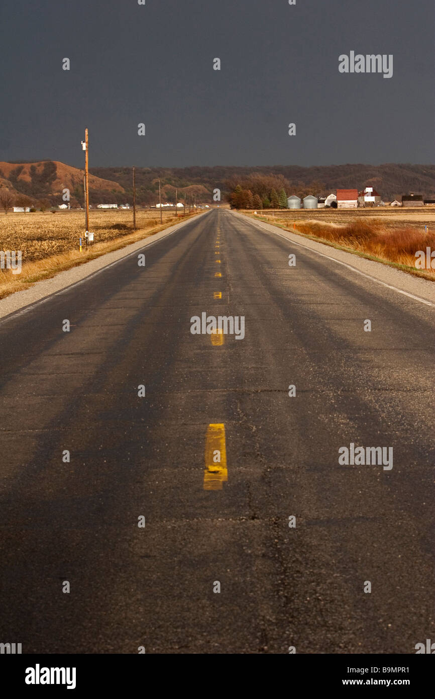 Eine Autobahn im ländlichen Südwesten Iowa USA 23. März 2009 Stockfoto