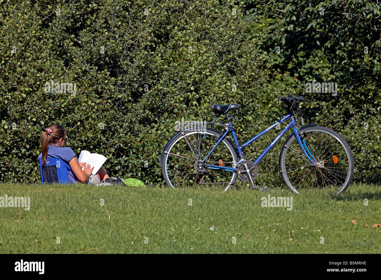 Kanada, Québec, Québec, Plains Of Abraham, junges Mädchen lesen und ein Fahrrad Stockfoto