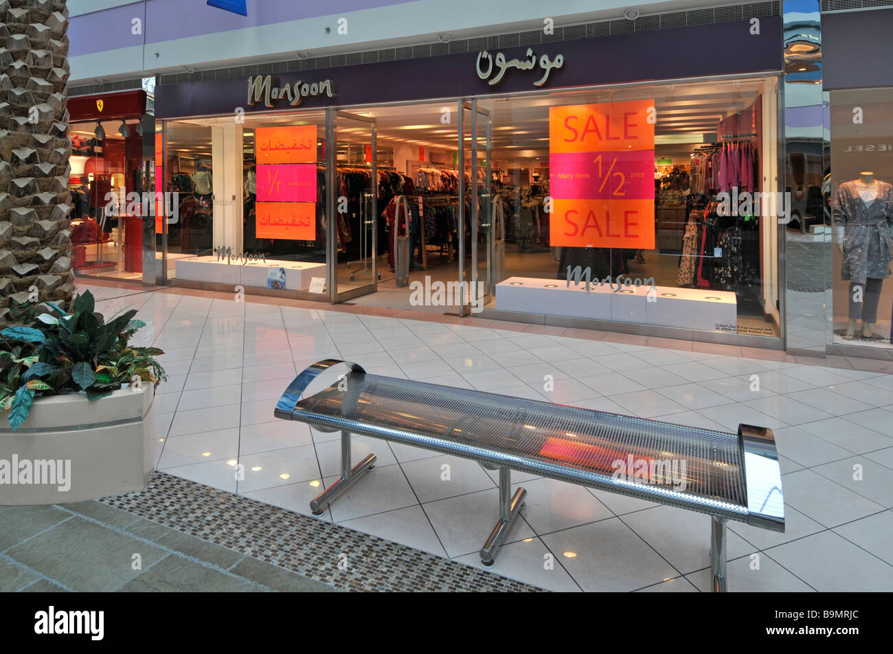 Marina Shopping Mall Monsun business Retail Brand verkauft Kleidung & Zubehör Verkauf shop Fenster vorne zweisprachige Store anmelden Abu Dhabi Naher Osten UAE Stockfoto