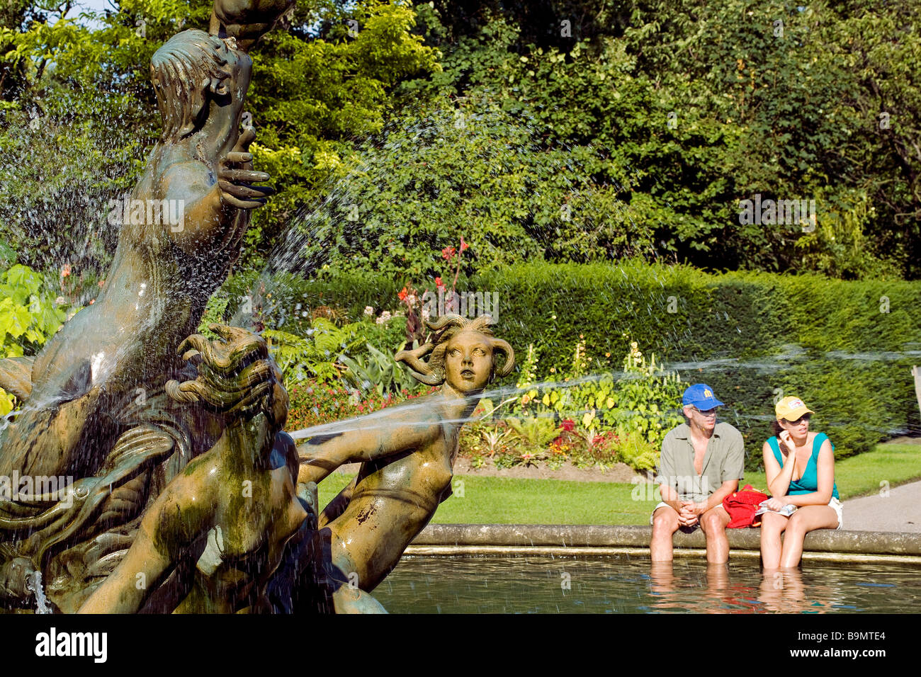 Vereinigtes Königreich, London, Regents Park, Queen Mary Gärten, Inner Circle, paar erfrischende in Triton-Brunnen Stockfoto