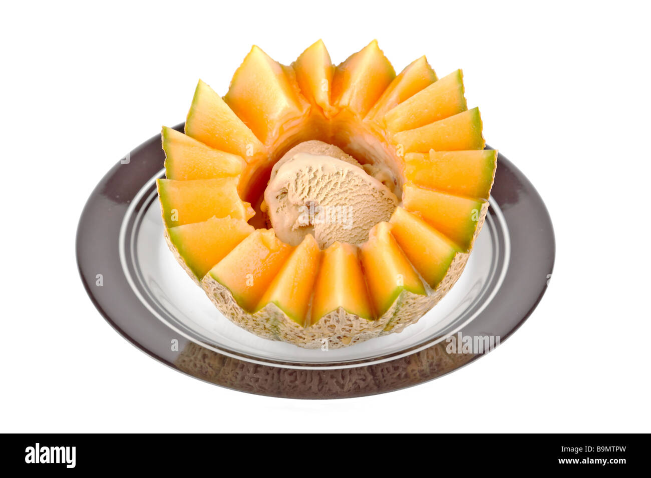 Rock Melone halbiert mit Eis im Zentrum Stockfoto