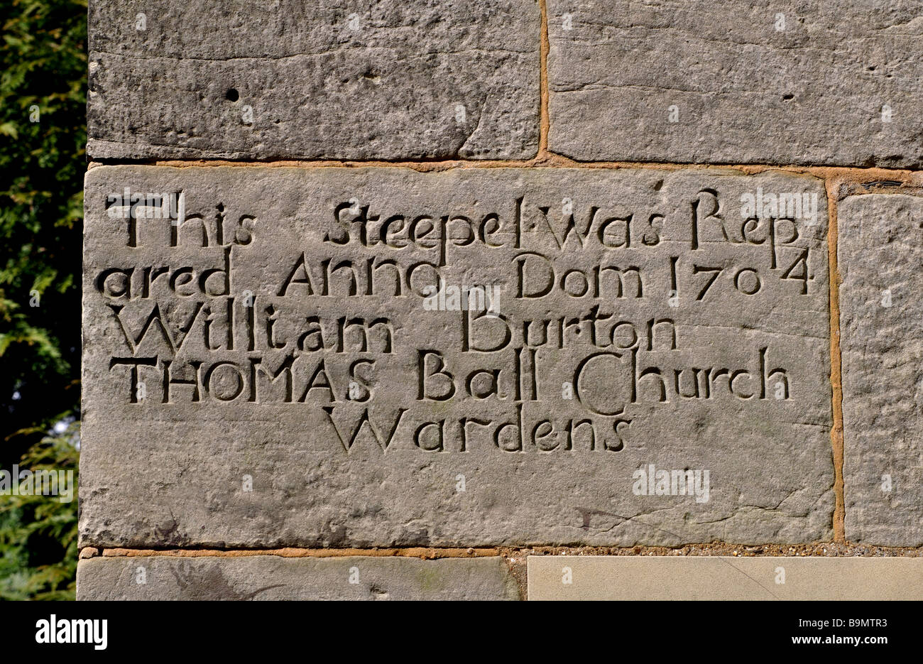 Inschrift auf außerhalb St. Peter Kirche, Braunstone, Leicestershire, England, Vereinigtes Königreich Stockfoto