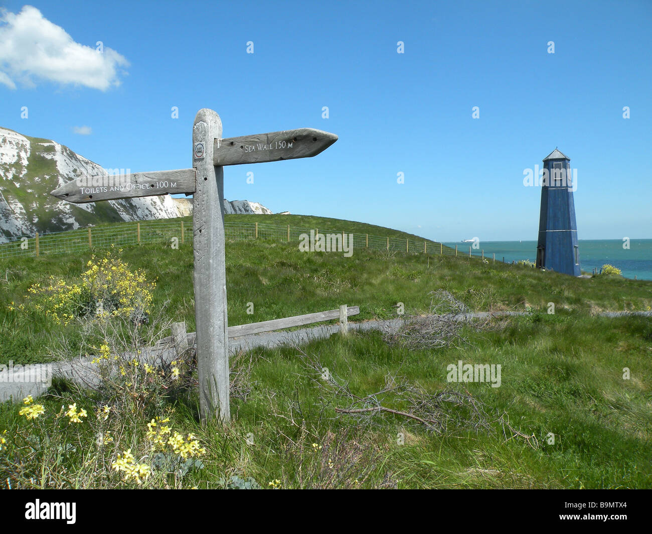 Wegweiser und Leuchtturm bei Samphire Hoe, Dover, Kent, UK Stockfoto