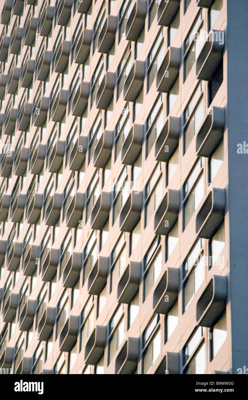 Premier Lodge Hotel in Manchester, England zeigt Hotelfenster in Diagonale Symmetrie. Stockfoto