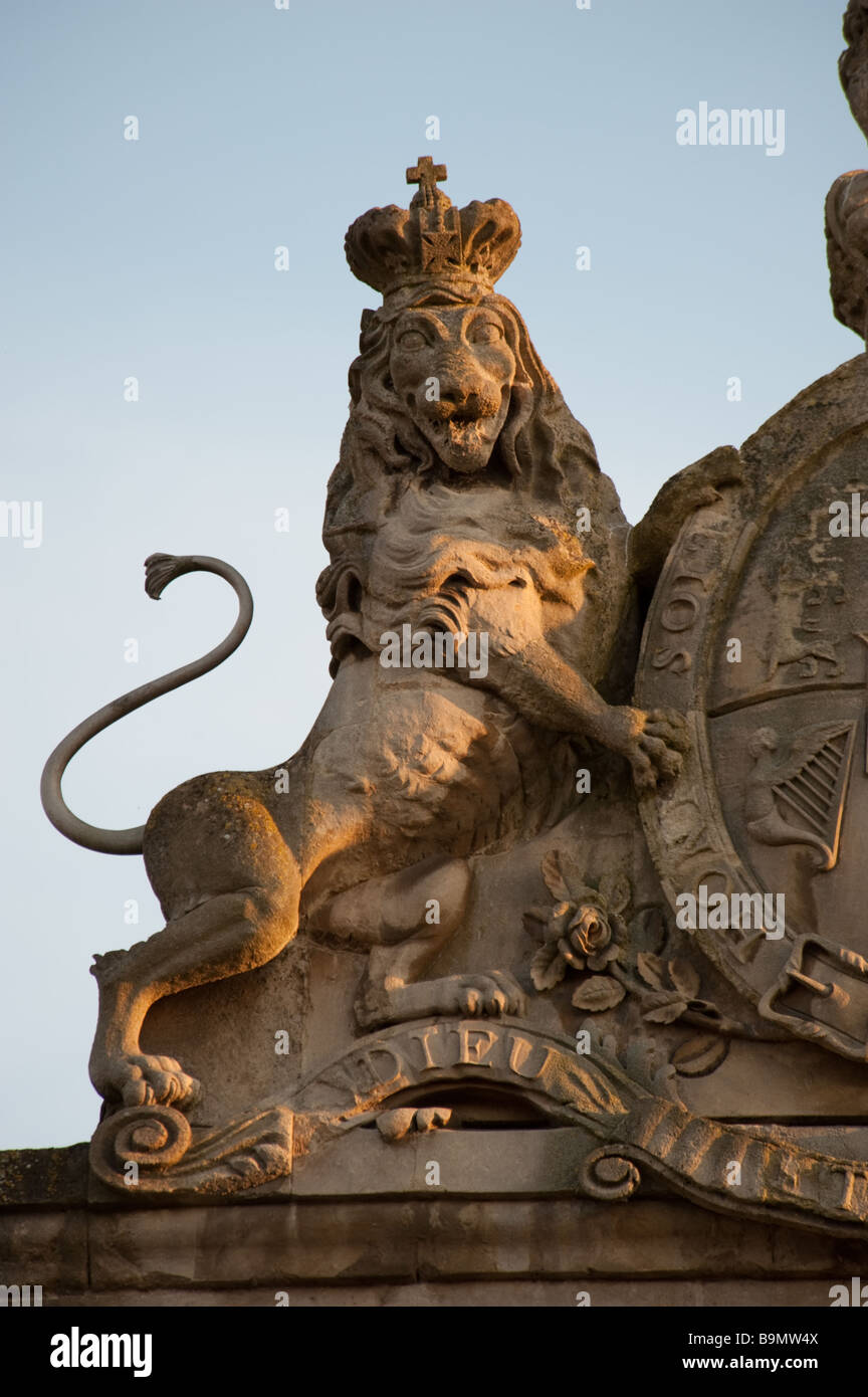 Stone Lion Crest, Teil der offiziellen königlichen Wappens, am Theatre Royal Bath Stockfoto