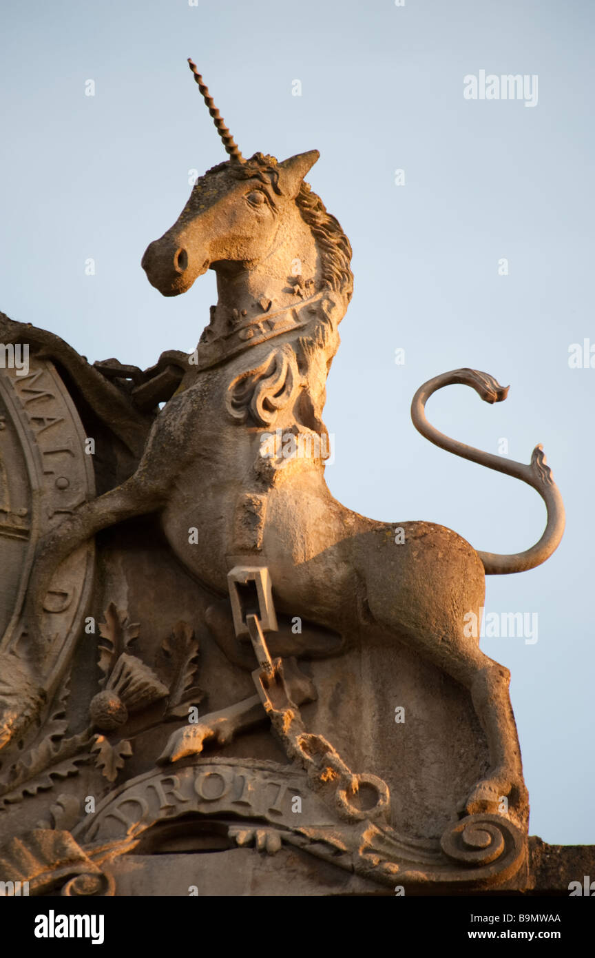 Sonne macht den Bad Stein Glanz auf einer Skulptur des Einhorns auf dem Dach des Theatre Royal, Bath, Somerset Stockfoto