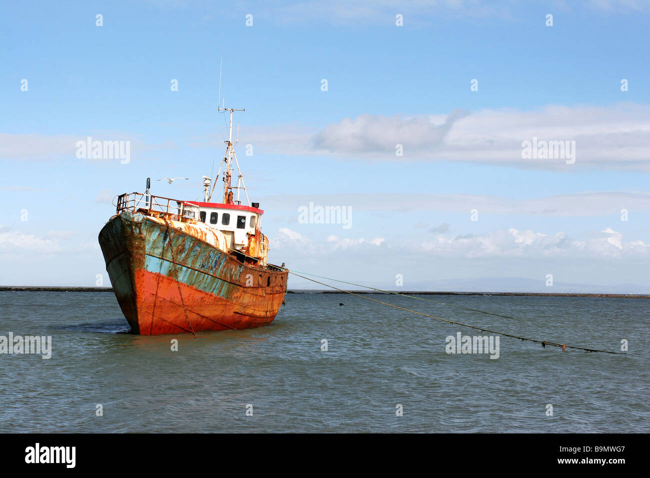 Rosten Schiff vor Anker Stockfoto