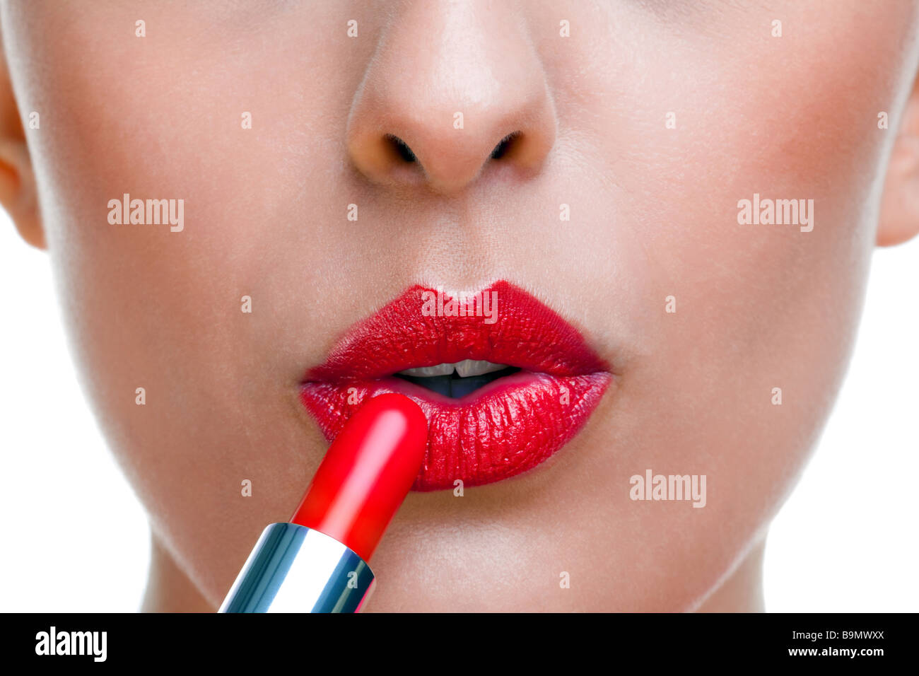 Großaufnahme eines weiblichen Anwendung roten Lippenstift weißen Hintergrund Stockfoto