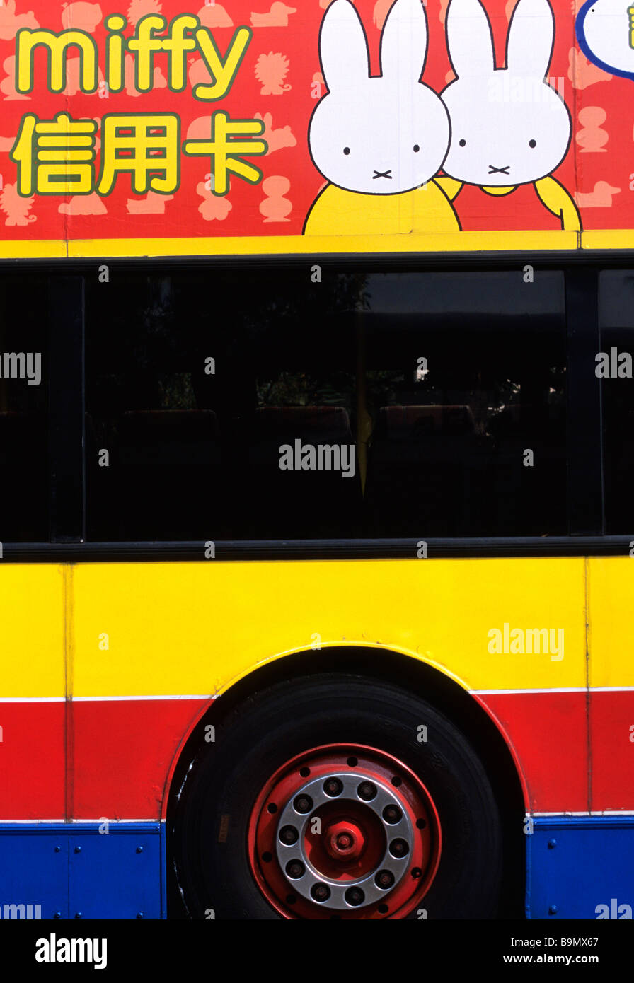 China, Hong Kong, bunten Bus mit einer Werbeanzeige Stockfoto