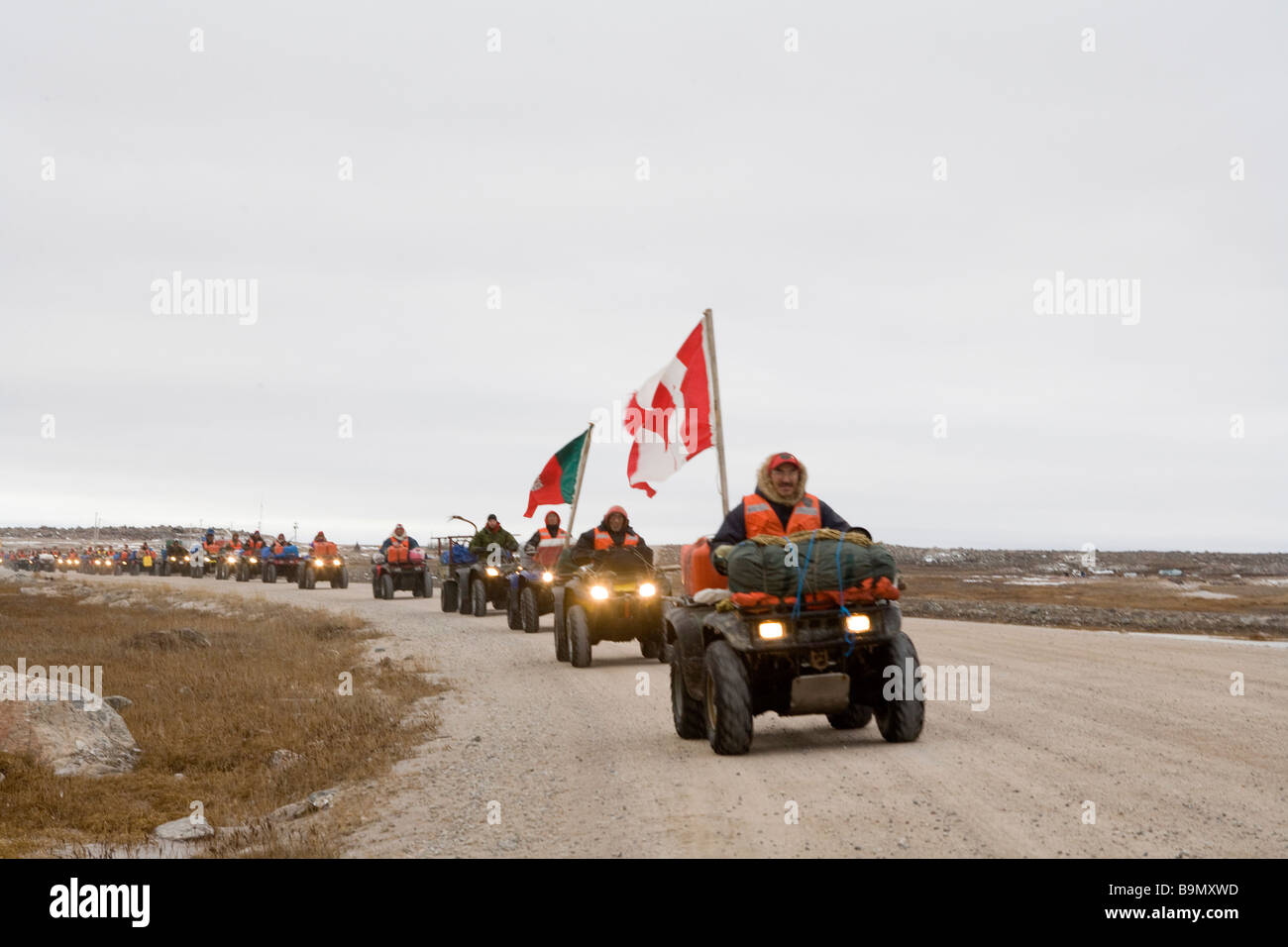 Dirt Track, bei der die Zeile der Kanadischen Rangers und kanadischen Flagge auf Quad-bikes, kanadische Arktis, Kanada Stockfoto