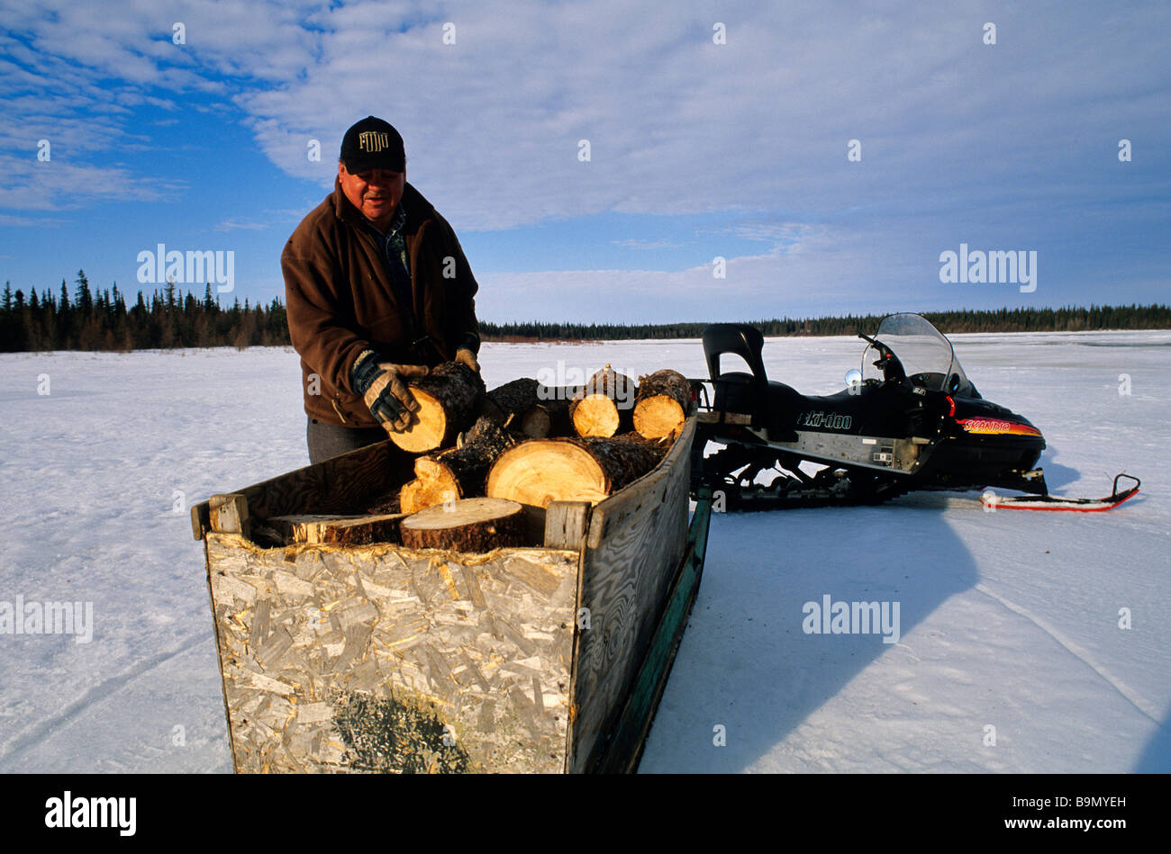 Kanada, Provinz Quebec, James Bay, Wemidji Dorf, John Oliver Minequakan laden seinen Schlitten mit hölzernen Maschinenbordbüchern Stockfoto