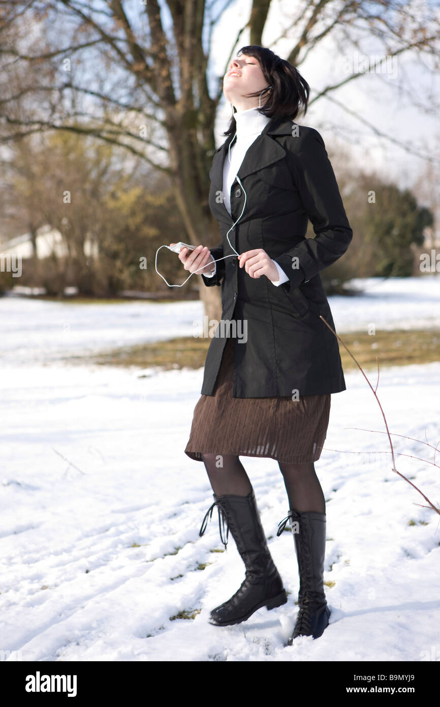 Frau Mit, die ich Im Winter Beim Spaziergang pod Stockfoto