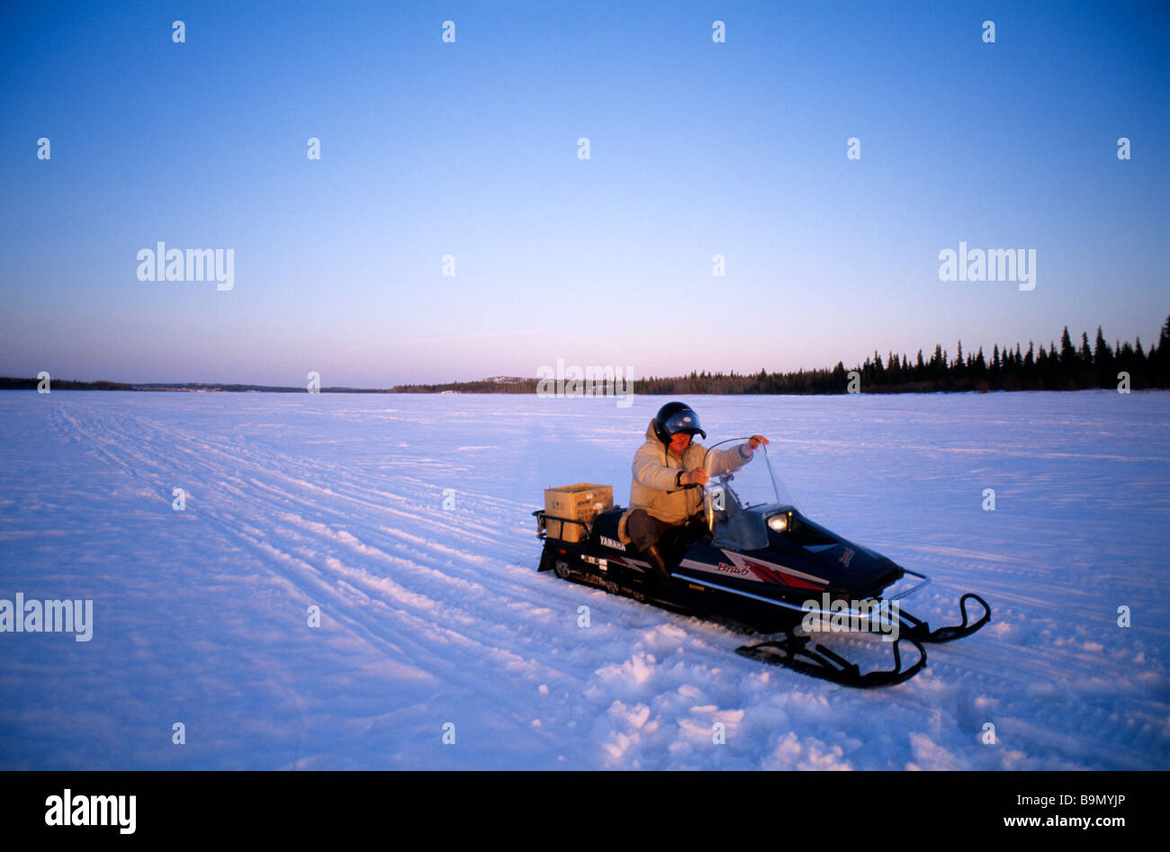 Kanada, Provinz Quebec, James Bay, Wemidji Dorf, zurück vom Fischfang, snow bike Stockfoto