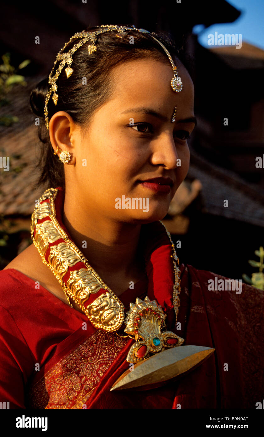 Nepal, Kathmandu-Tal, klassifiziert als Weltkulturerbe der UNESCO, Kathmandu, junges Mädchen in der zeremoniellen Kleidung Stockfoto