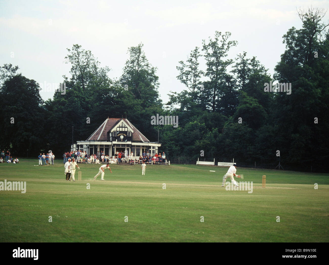 ENGLISCHE SOMMERSZENE, LOKALE CRICKET-MATCH Stockfoto