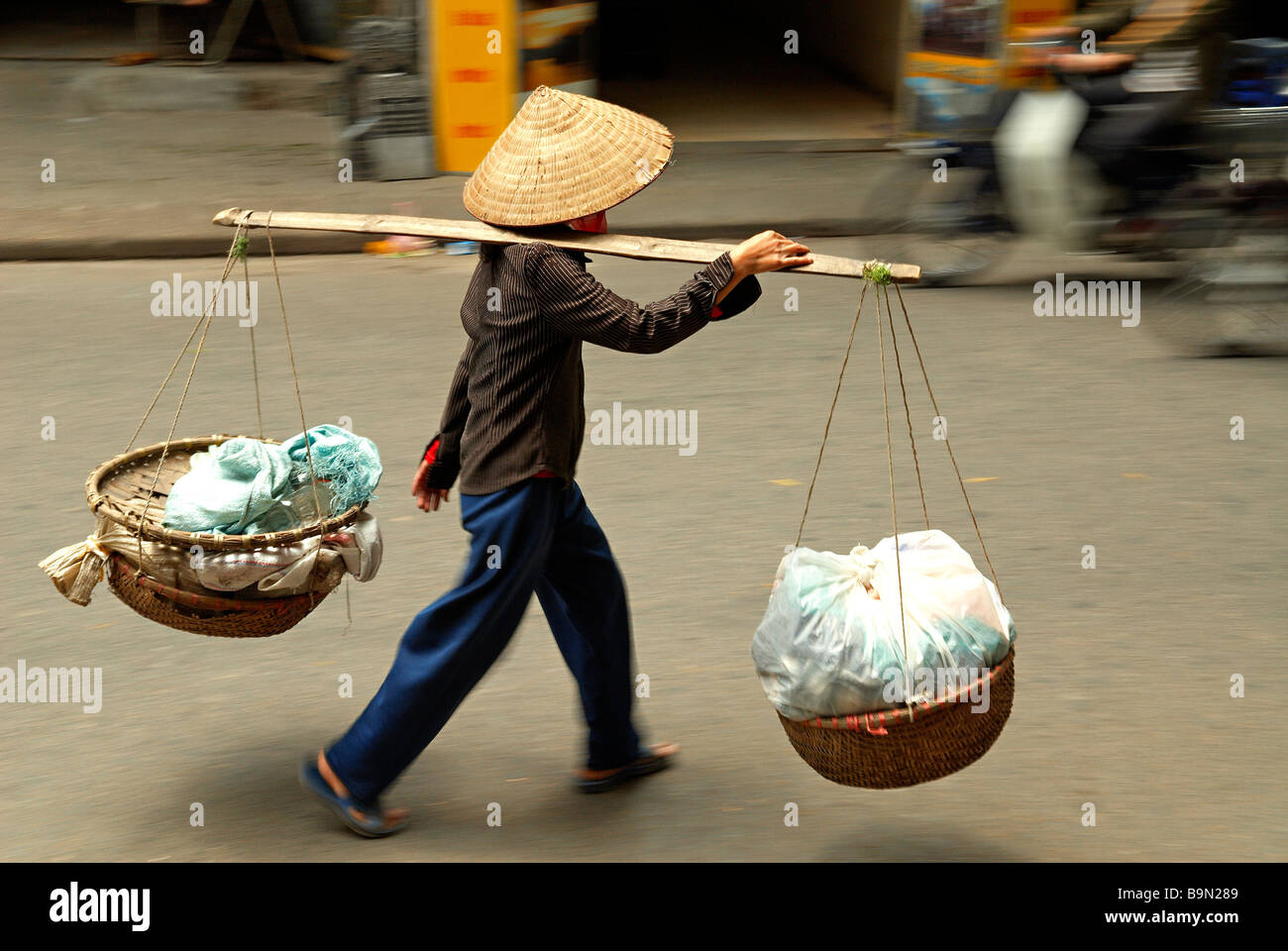 Vietnam, Hanoi, Träger in den Straßen von sechsunddreißig Gilde Stockfoto