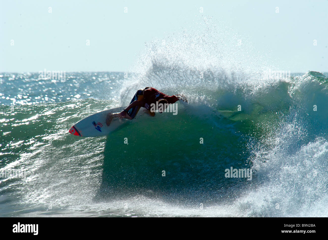 Rechtshänder. Männliche Surfer reitet auf den Kamm der Welle. Stockfoto