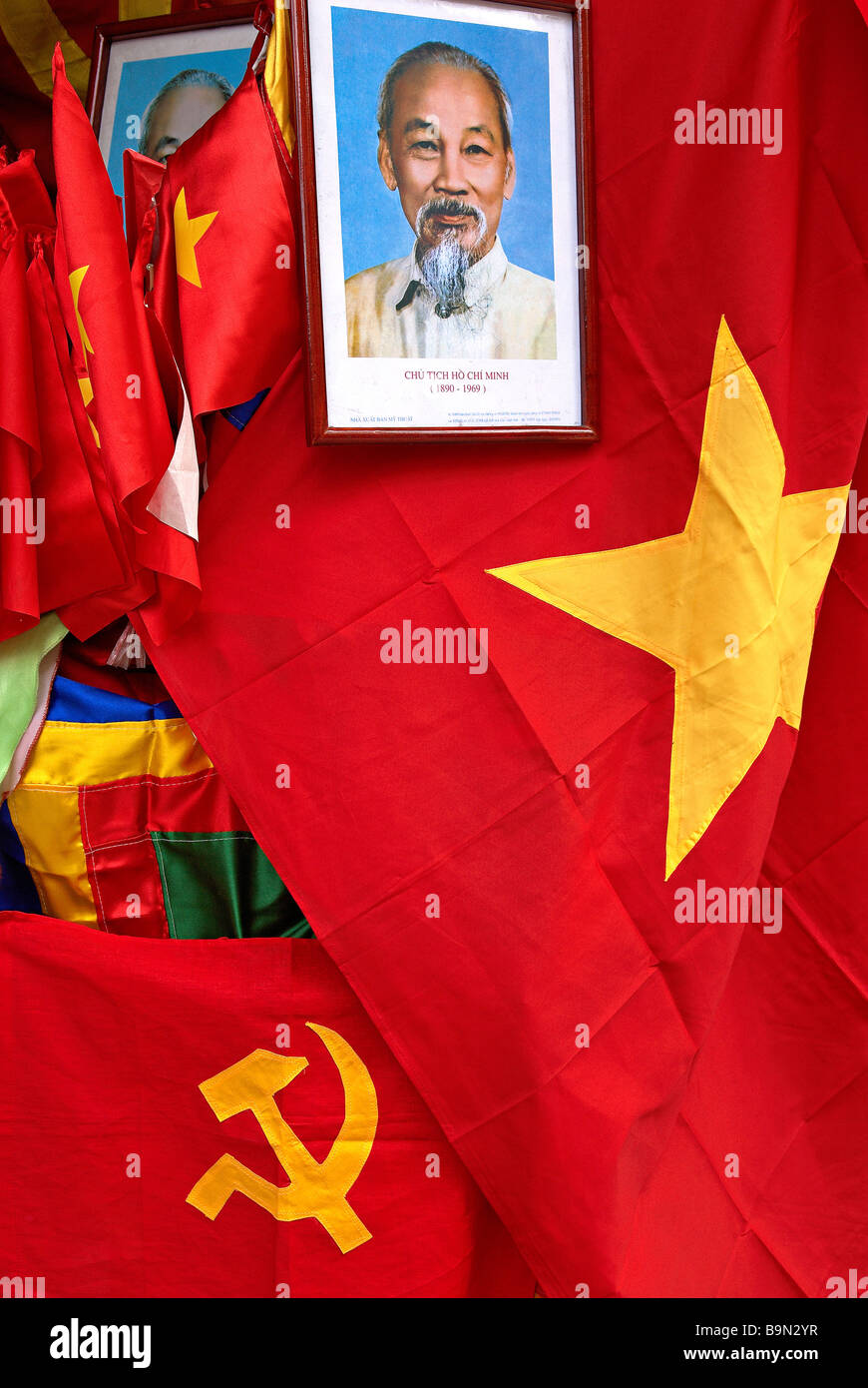Vietnam, Hanoi, Ho Chi Minh Bilder und Commusnist Flagge in einem Souvenirladen Stockfoto