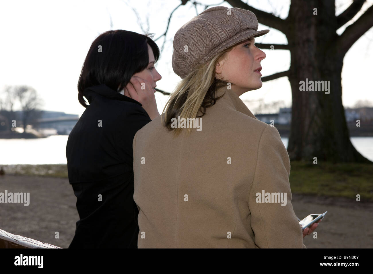 Frauen in der Mittagspause Draussen Im Winter Stockfoto