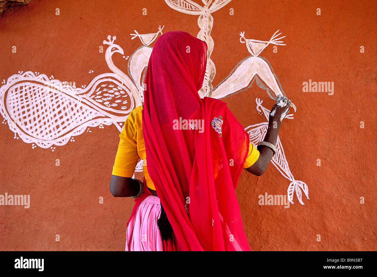 Indien, Rajasthan State Tonk Bereich, Frau malt ihre Hauswand für das Neujahrsfest (Diwali) Stockfoto