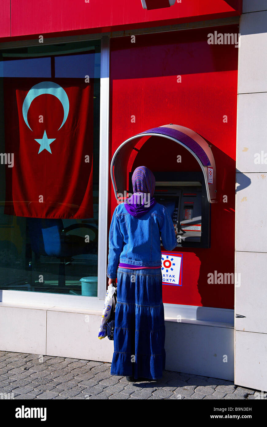 Türkei, Zentral-Anatolien, Konya, ATM mit türkischer Flagge Stockfoto