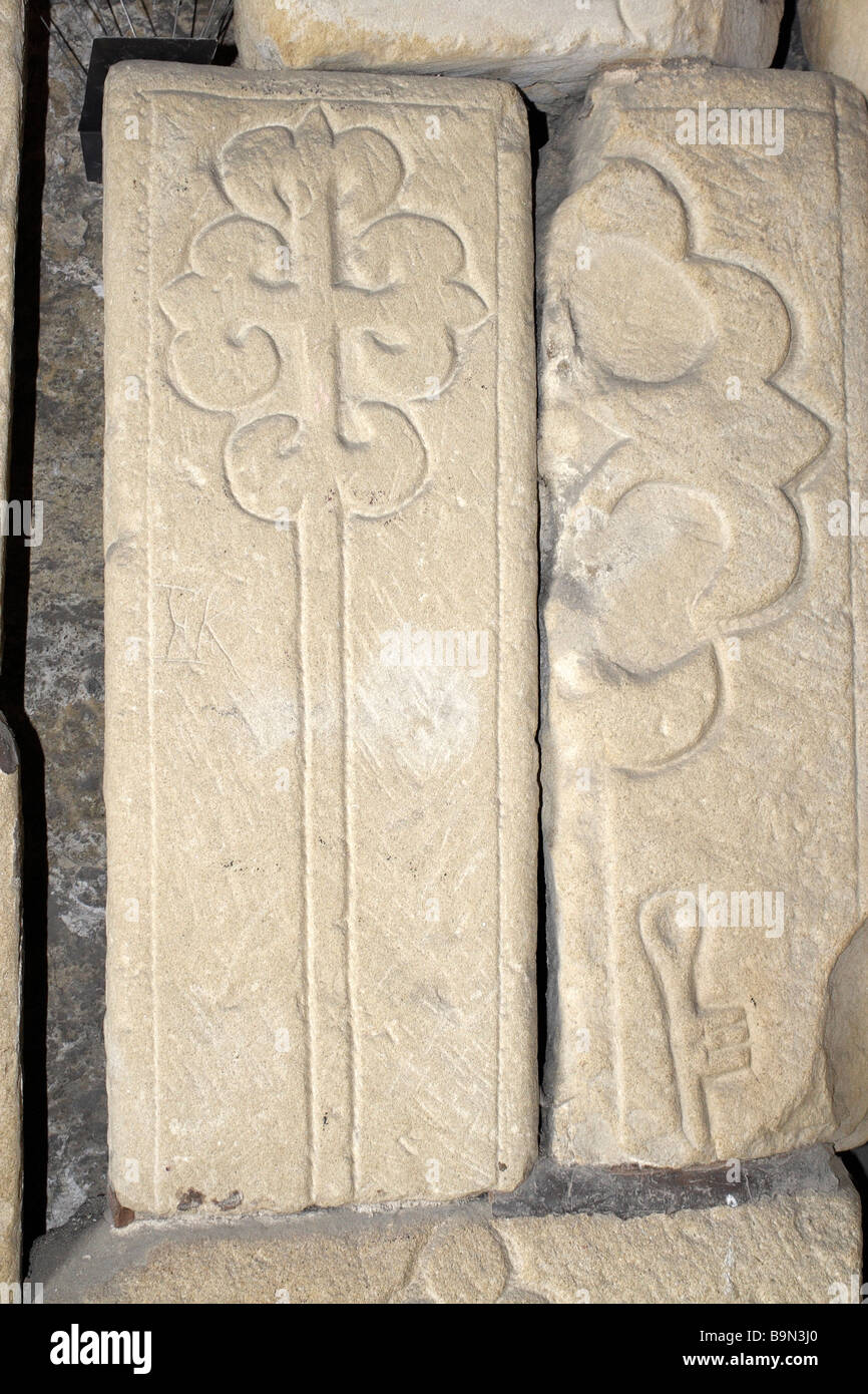 Mittelalterliche geschnitzte Steine in der Bakewell Church Derbyshire England Stockfoto
