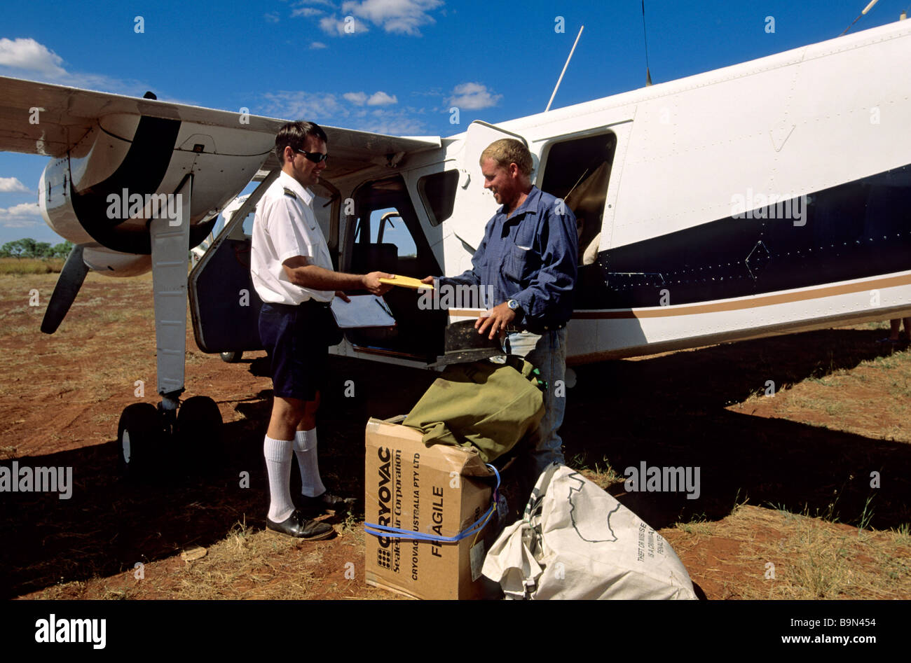 Australien, Western Australia, Kimberley-Region, Mornington Wildlife Sanctuary, Bluey Cook erhält seine Woche Post von der Stockfoto