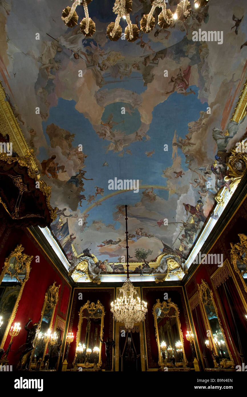 Spanien, Madrid, Königspalast von Madrid (Palacio Real), Decke im  Trompe-l'œil den Thronsaal Stockfotografie - Alamy