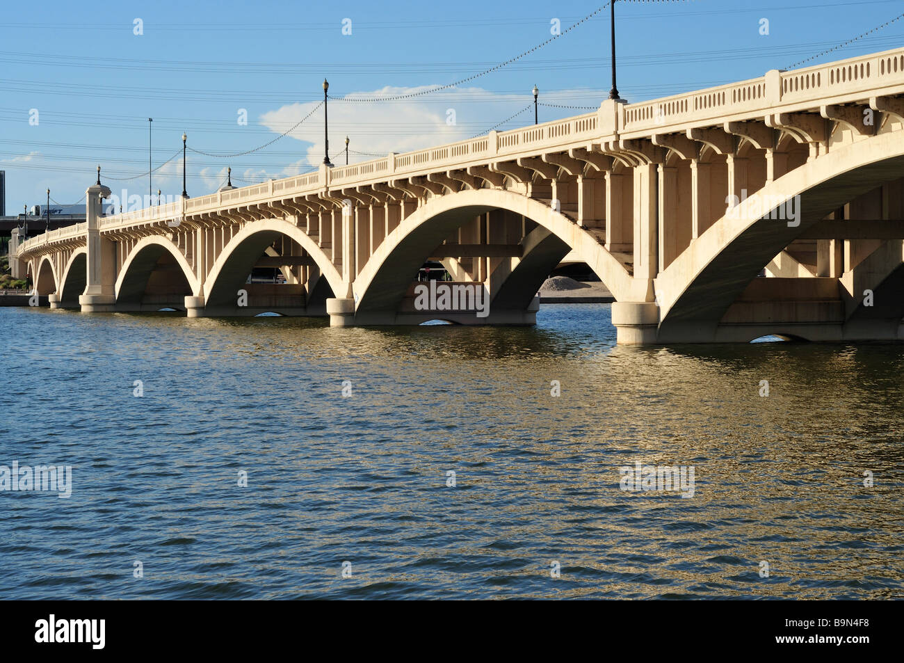 Mill Avenue Bridge over Tempe Town Lake in Tempe, Arizona Stockfoto