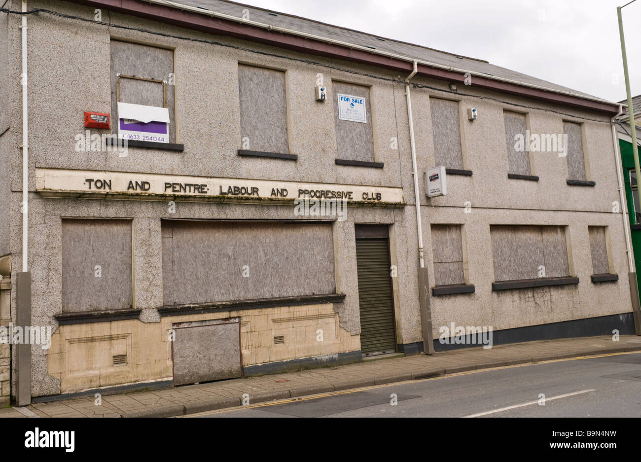 An Bord und für Verkauf, Tonne & Rhonddatal Arbeits- und Progressive Club im Rhondda Valley South Wales UK Stockfoto