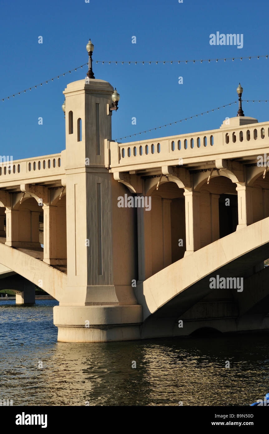 Eine Spalte von Mill Avenue Bridge over Tempe Town Lake in Tempe, Arizona Stockfoto