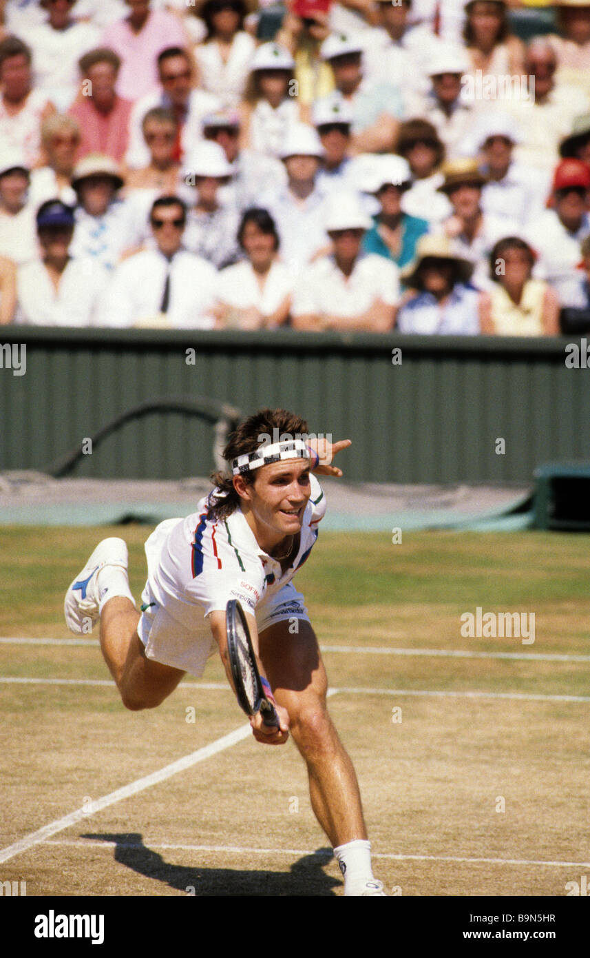 Pat Cash auf Hochtouren in der 1987 Herren Tennis-Finale in Wimbledon Stockfoto