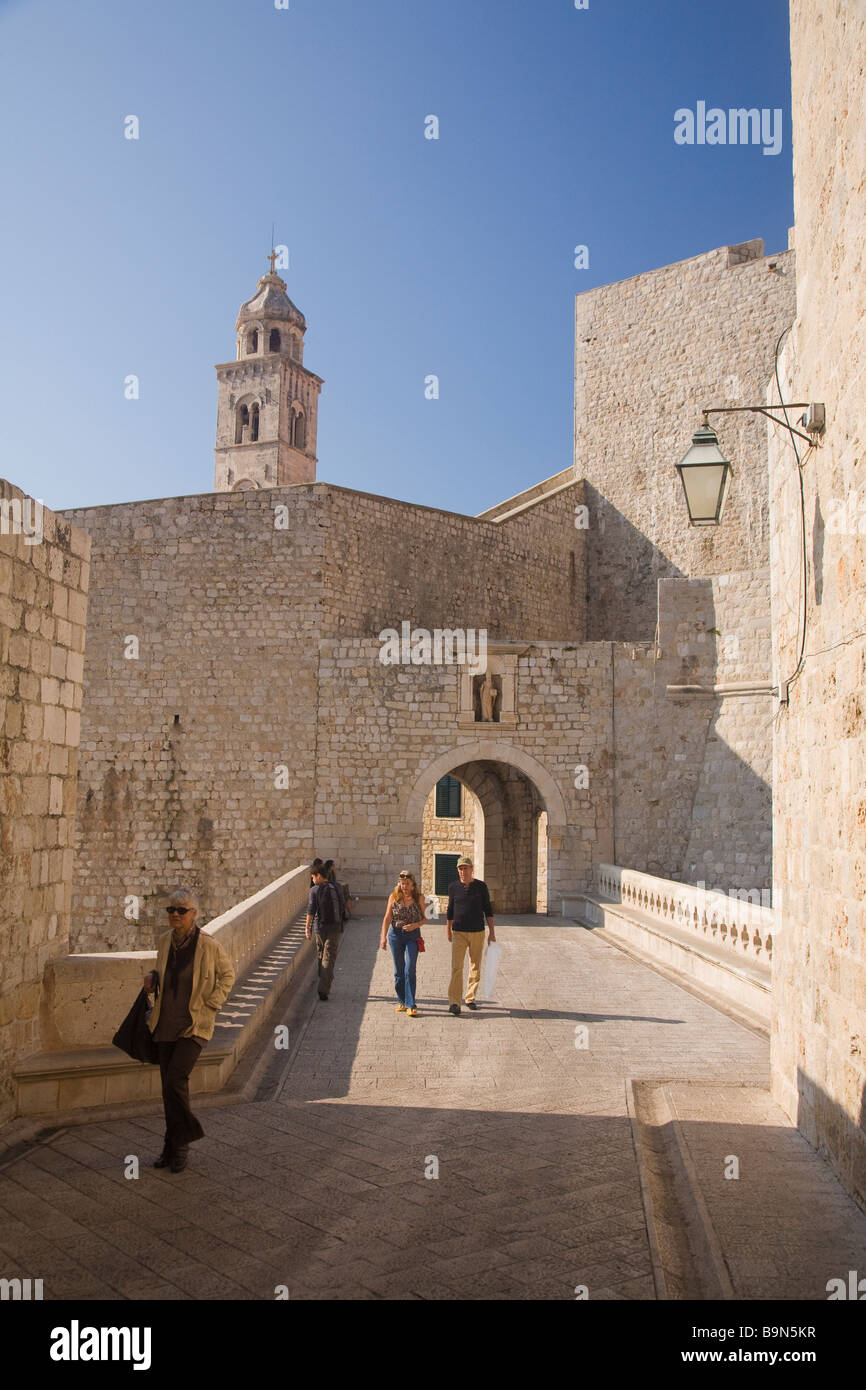 Ploce-Tor und die Festung Wände Dubrovnik Altstadt im Sommersonnenschein dalmatinischen Küste Kroatien Europa Stockfoto