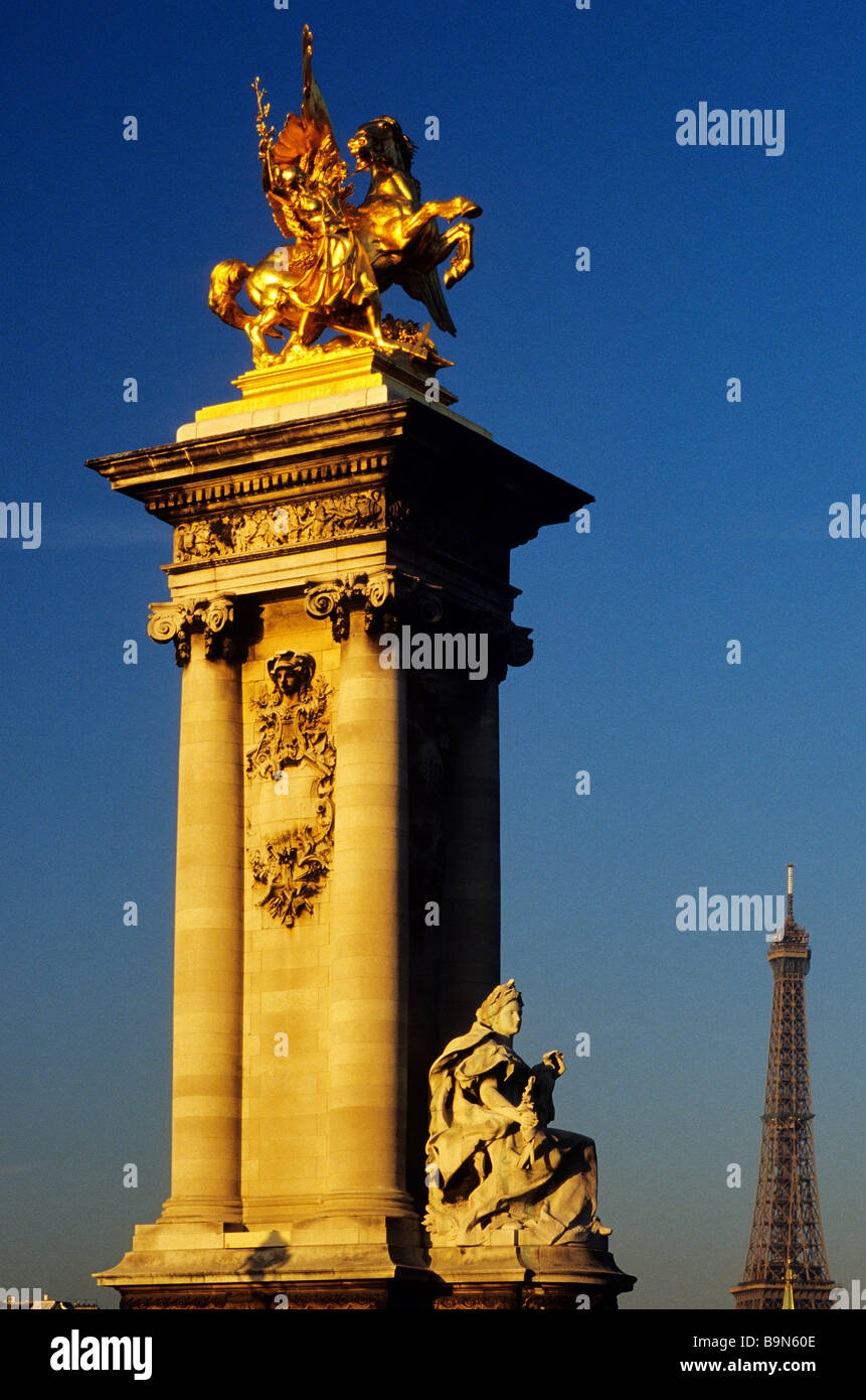 Frankreich, Paris, Pont Alexandre III, Winkel-Säule montiert mit eine goldene Statue aus Bronze, Pegasus, Renomee des Arts darstellt Stockfoto