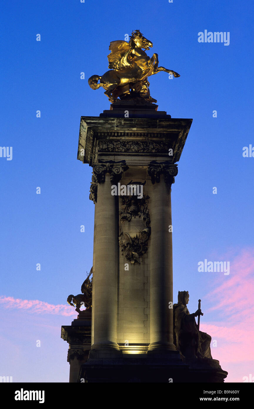 Frankreich, Paris, Pont Alexandre III, Winkel-Säule montiert mit eine goldene Statue aus Bronze, Pegasus, Renomee des Arts darstellt Stockfoto